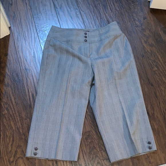 Larry Levine Pants - Larry Levine Capris with Button Detail